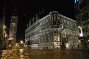 Stadhuis bij nachte