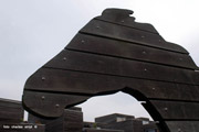 Man bijt paard