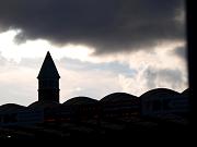 Donkere wolken boven het stadion