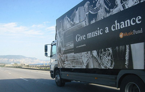 Music Fund vrachtwagen op weg om instrumenten te leveren (Music Fund - WikiMedia Commons)
