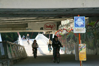 fietsers komende van de fietsbrug aan het Keizerspark, 23 juni 2010 07u56, Fietsbult