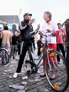 Een sfeerbeheerster probeert een man vriendelijk duidelijk te maken dat hij niet langer gewenst is en zijn fiets evenmin.