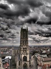 Kathedraal in de wolken