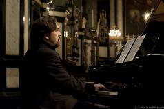 Timur Sergeyenia (solo op piano met Bach)