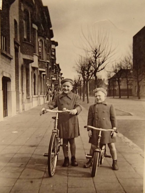 Wolterlslaan 1953 broers Vermeulen met fiets