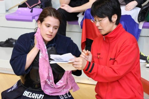 Rachel in overleg met coach Chieko Yano