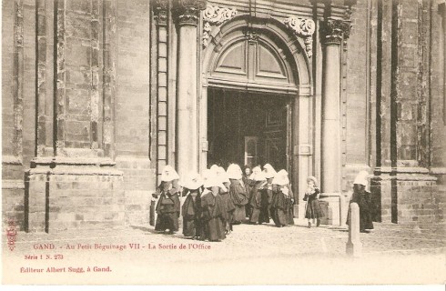 Serie 1 nr. 273 In het Klein Begijnhof VII - Bij het verlaten van de dienst