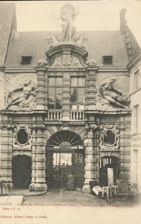 Serie 1 nr. 94 Ingang vismarkt (1691), beelden van Ch. De Kesel (1875)